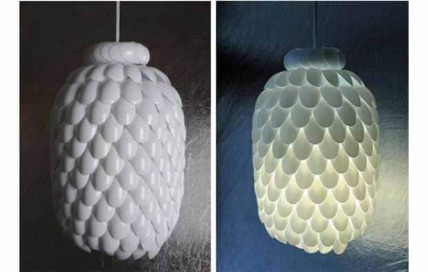 Lámpara hecha con botella de plástico y cucharillas (fuente ecoinventos)